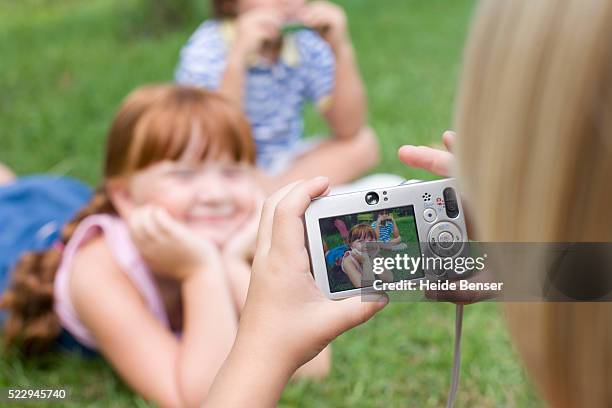 little girl photographing her friends - appareil photo numérique photos et images de collection