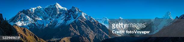 everest range mountain peaks panorama sherpa villages in himalayas nepal - sagarmatha national park stockfoto's en -beelden