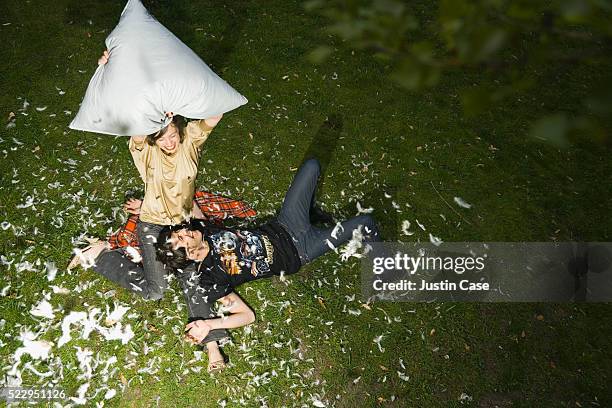 couple having pillow fight - taquiner photos et images de collection