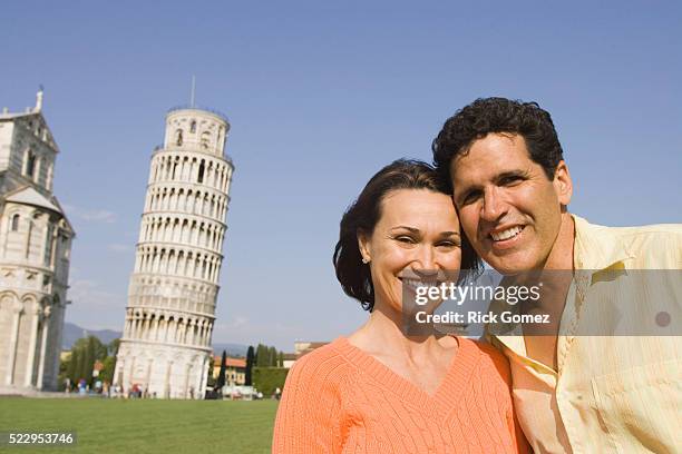 vacationing family - torre de pisa imagens e fotografias de stock