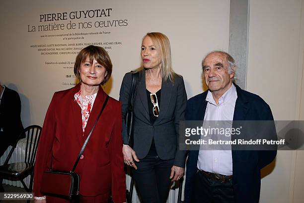 Journalist Laure Adler standing between Catherine Millet and her husband Jacques Henric attend the Pierre Guyotat, "La matiere de nos oeuvres"...