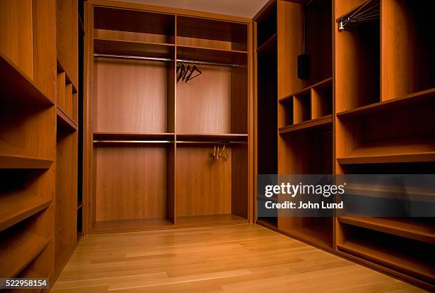 empty closet - wardrobe stockfoto's en -beelden