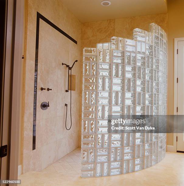 semi-circular marble shower with glass block wall - glass cube fotografías e imágenes de stock