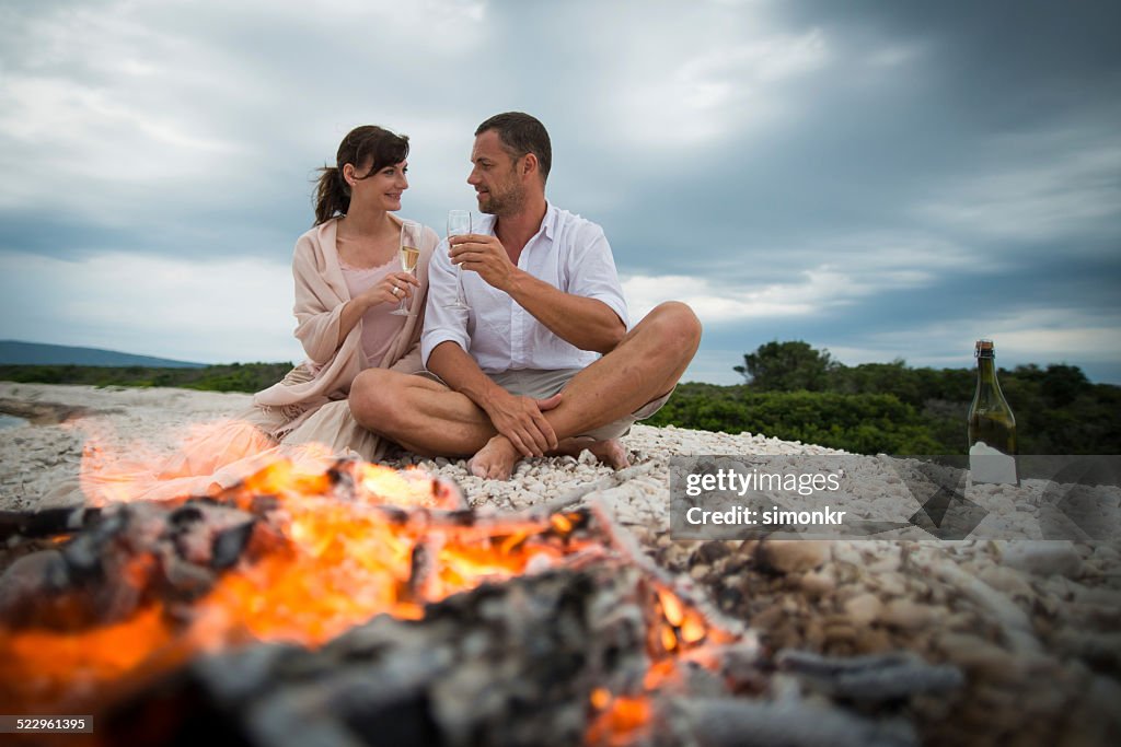 Pareja bebiendo champán en la playa