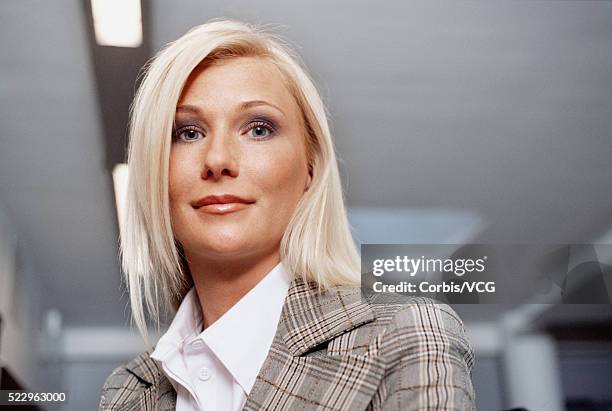 blond businesswoman at the office - lapel 個照片及圖片檔