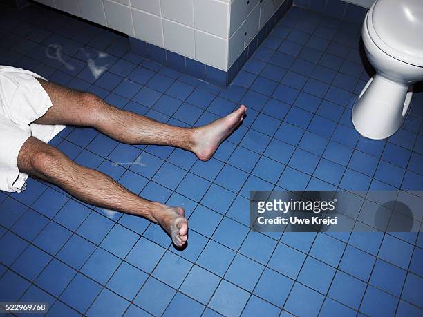 body of man in bathroom - vintage crime scene photos 個照片及圖片檔