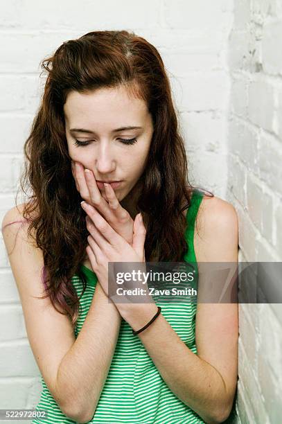 worried teenage girl - anorexie nerveuse photos et images de collection