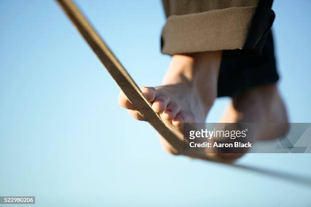 woman slacklining in bare feet - tight rope imagens e fotografias de stock