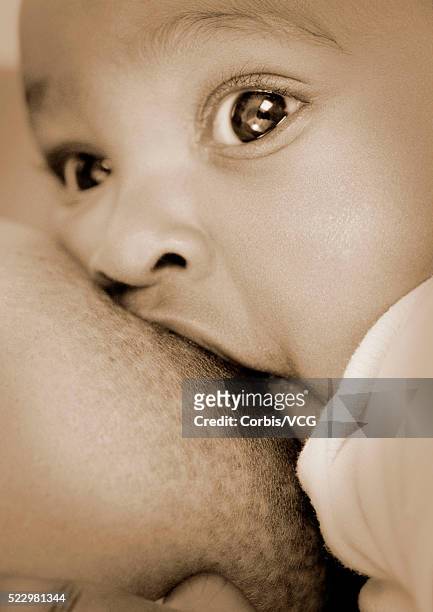 baby nursing - allattare al seno bambino foto e immagini stock