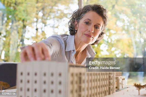 businesswoman working with an architectural model - architekturmodell stock-fotos und bilder