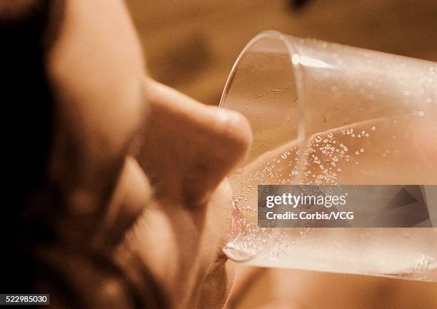woman drinking a glass of water - koolzuurhoudend water stockfoto's en -beelden