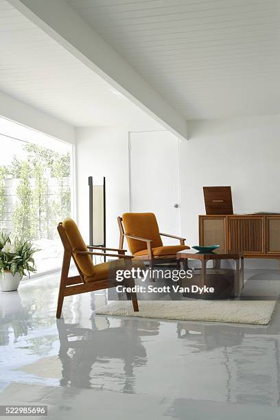 living room with vintage stereo - vintage chaise lounge stock pictures, royalty-free photos & images