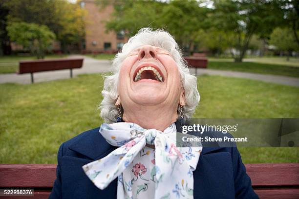 senior woman laughing - rire photos et images de collection