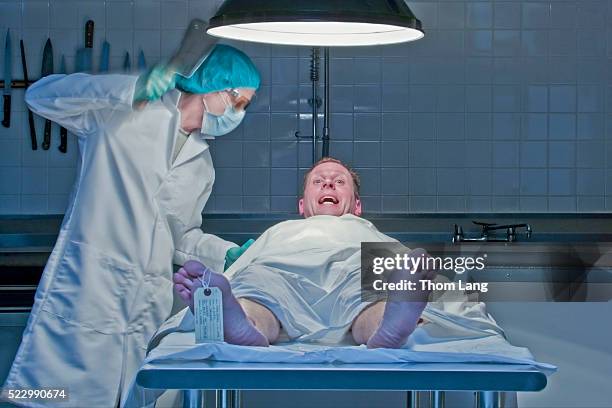 man waking up on autopsy table - morgue woman - fotografias e filmes do acervo