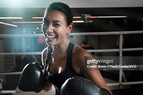 portrait of female boxer smiling - boxe femme photos et images de collection