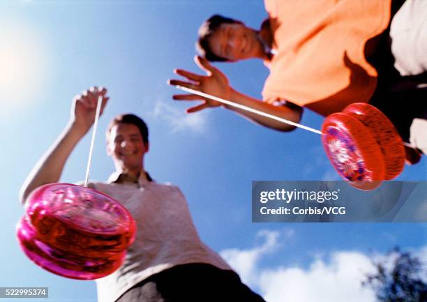 boys with yo-yos - yoyo photos et images de collection