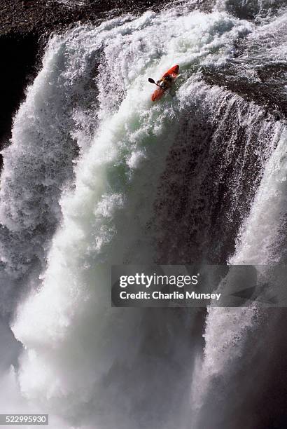 extreme kayaker descending waterfall - extreme kayaking stock pictures, royalty-free photos & images