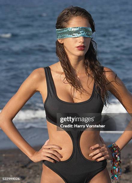blindfolded woman on beach - monokini - fotografias e filmes do acervo