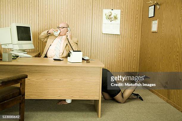 secretary crawling under businessman's desk - funny fat women 個照片及圖片檔