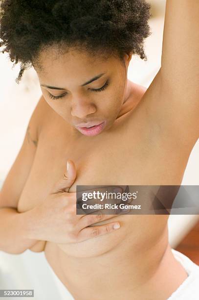 self breast exam - test autodiagnostico foto e immagini stock