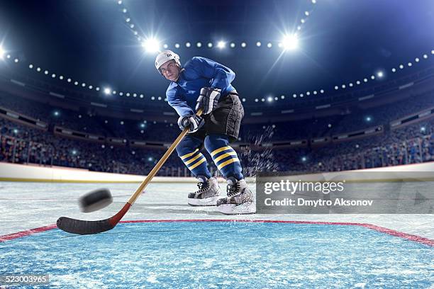 jugador de hockey sobre hielo de puntuación - hockey puck fotografías e imágenes de stock