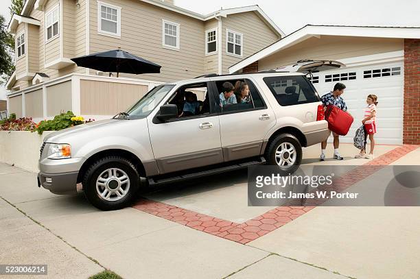 family loading suv for roadtrip - sports utility vehicle stockfoto's en -beelden
