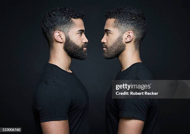 identical twin brothers - gezicht aan gezicht stockfoto's en -beelden