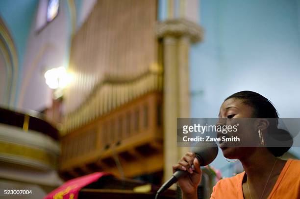 woman singing in church - música gospel fotografías e imágenes de stock