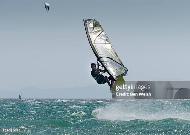 windsurfer jumping sailboard - windsurf stockfoto's en -beelden