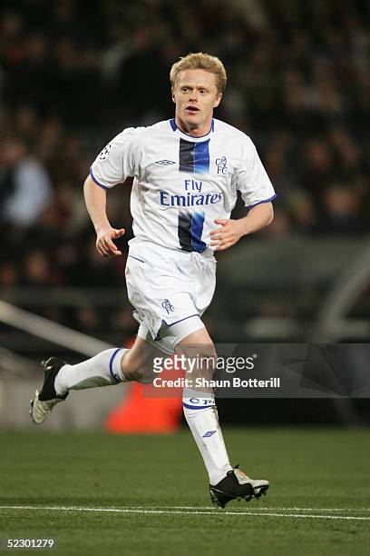 Damien Duff of Chelsea in action during the UEFA Champions League first knock-out round, first leg match between Chelsea and Barcelona at Nou Camp,...