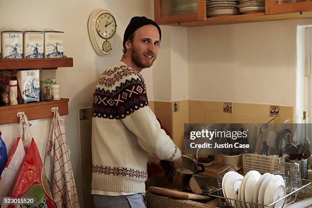 man doing dishes - hipster persona stock-fotos und bilder