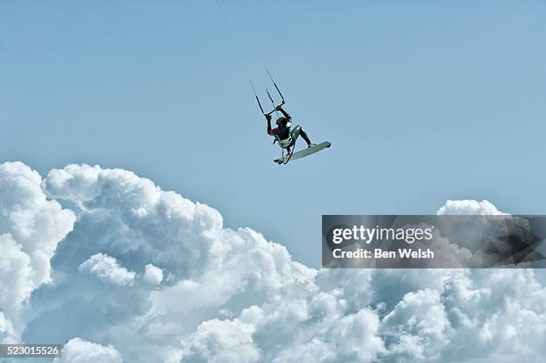 kitesurfer flying high - kitesurf photos et images de collection