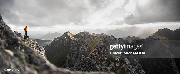 mountaineer on top of federation peak overlooking eastern arthur ranges - hiking tasmania stock-fotos und bilder