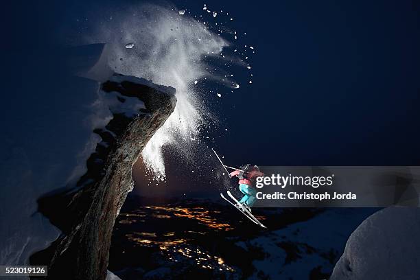 skier jumping off mountain - extreme skiing photos et images de collection