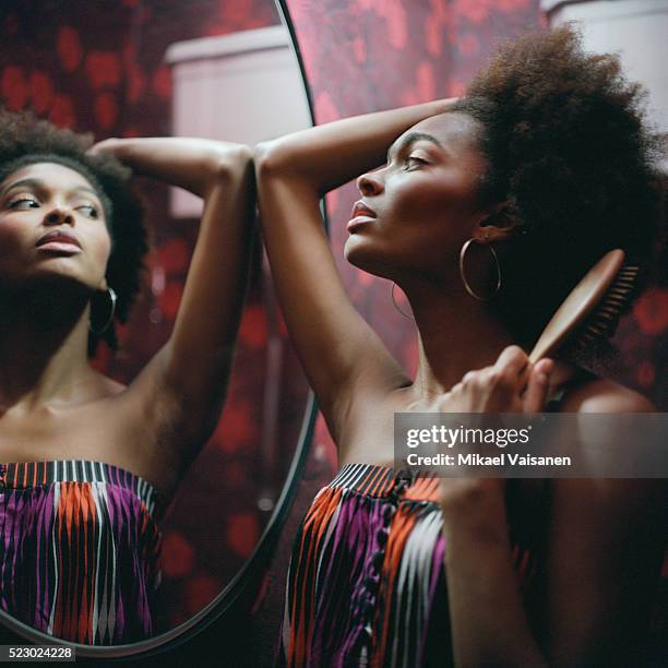 young woman brushing hair - black mirror imagens e fotografias de stock