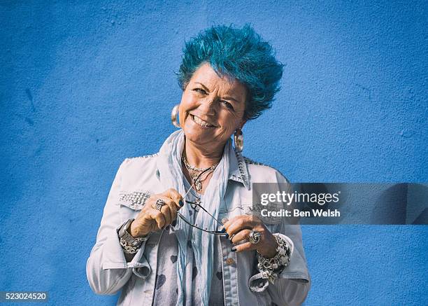 senior woman with blue hair. - haar einzeln stock-fotos und bilder