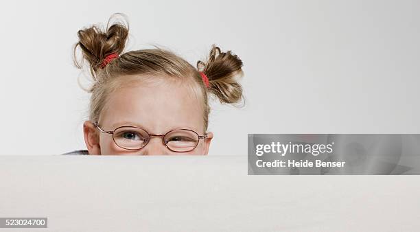 little girl peeking over top of sofa - maria chiquinha - fotografias e filmes do acervo