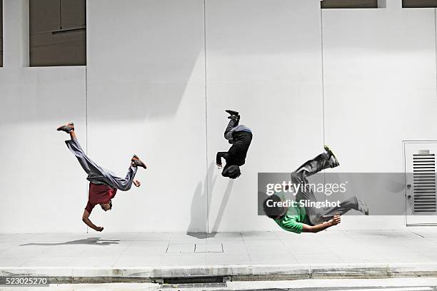 teenage boys doing flips, parkour - le parkour fotografías e imágenes de stock