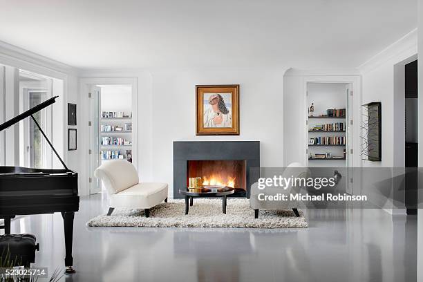 modern living room with fire place, chicago il - innenarchitektur stock-fotos und bilder