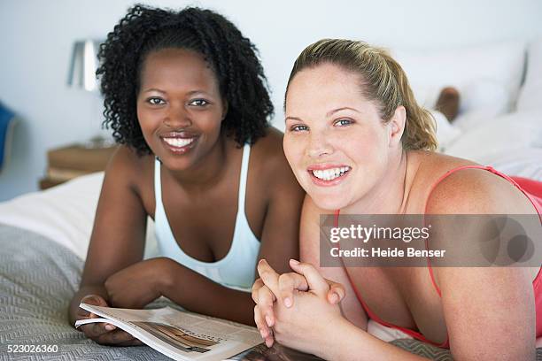 two friends relaxing - huis ter heide stockfoto's en -beelden