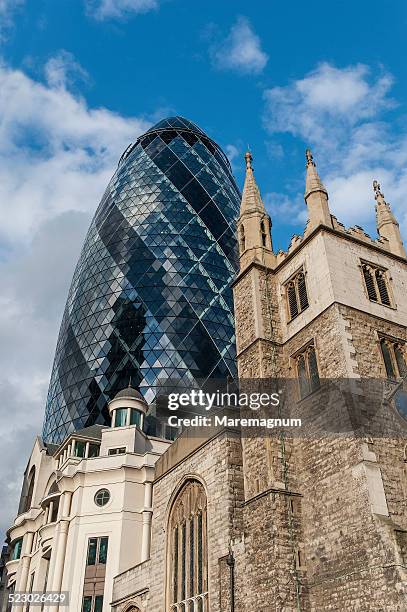 swiss re tower - wolkenkratzer swiss re tower stock-fotos und bilder