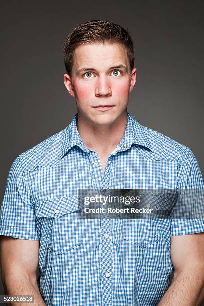 studio portrait of young man - schüchtern stock-fotos und bilder