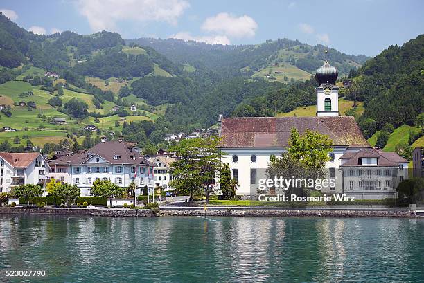 gersau on lake lucerne, with parish church st. marzellus. - schwyz - fotografias e filmes do acervo