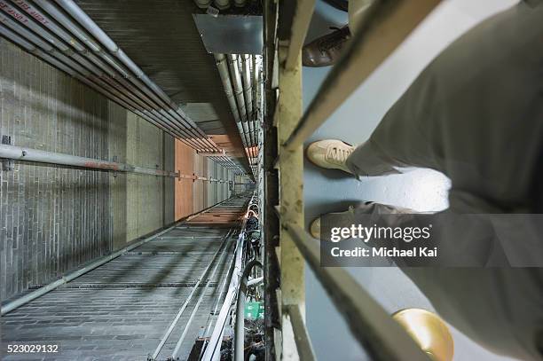 construction worker in elevator - lift stock-fotos und bilder