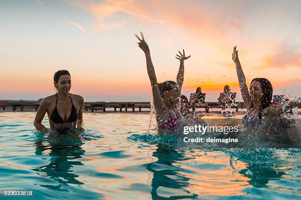 grupo de amigos disfrutando de la fiesta en la piscina - fiesta de piscina fotografías e imágenes de stock