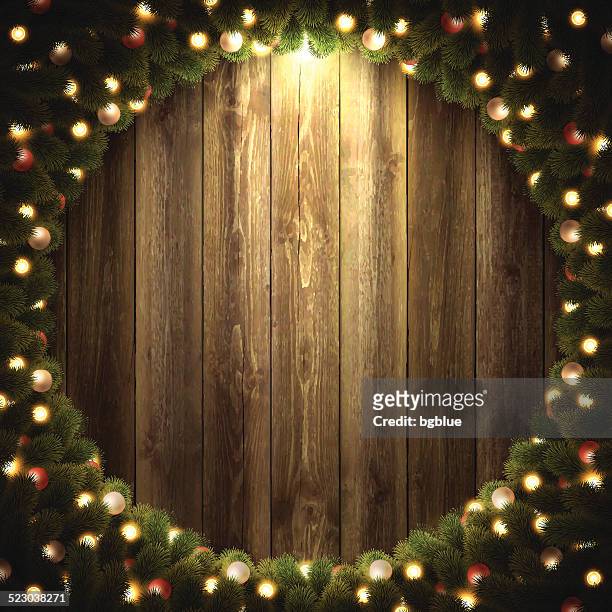 blank hölzerne hintergrund mit hellen weihnachten kranz - lichterkette dekoration stock-grafiken, -clipart, -cartoons und -symbole
