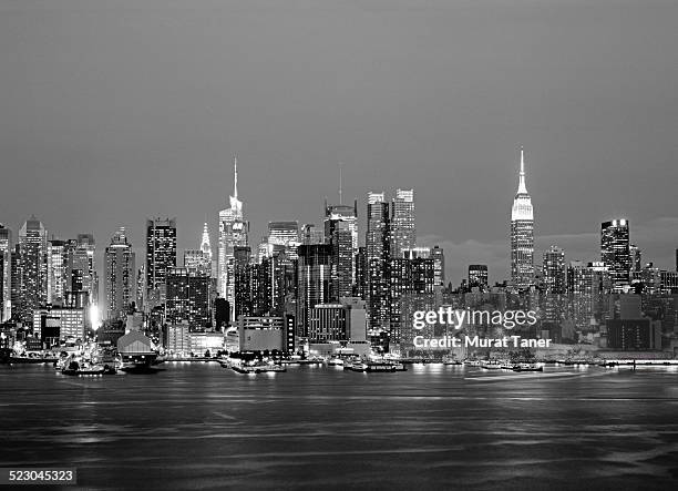 new york skyline at night - skyline zwart wit stockfoto's en -beelden