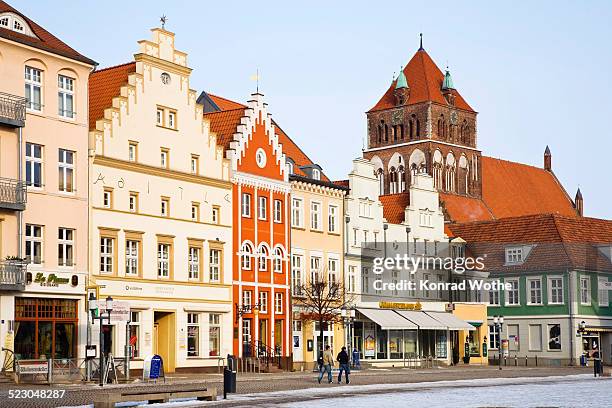 marketplace with marienkirche church, greifswald, mecklenburg western pomerania, germany, europe - greifswald stock-fotos und bilder