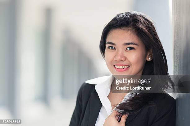 joven empleada de oficina - philippines women fotografías e imágenes de stock