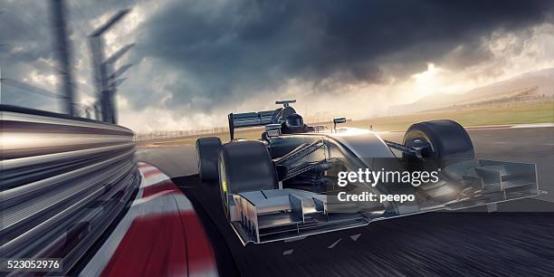 coche de carreras durante la raza en pista al anochecer - circuit automobile fotografías e imágenes de stock